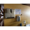 2 distributeurs muraux de papier et savon liquide