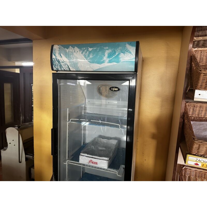 1 armoire à boissons signalée hors service