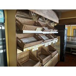 1 panetière et ses corbeilles en osier tressé Hauteur : 260 cm - Largeur : 220 cm