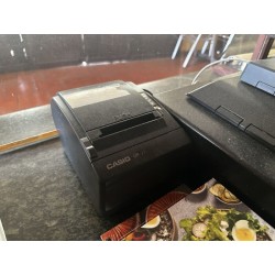 1 système de caisse comprenant : 1 écran CASIO 1 souris sans marque apparente 1 imprimante à ticket CASIO 1 tiroir-caisse en mét