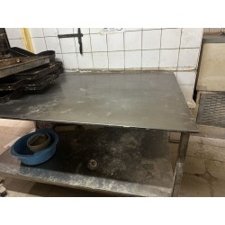 1 desserte en inox avec entrejambe H : 120 cm - L : 170 cm environ