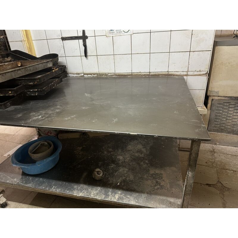 1 desserte en inox avec entrejambe H : 120 cm - L : 170 cm environ