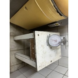 1 petite table en bois (en mauvais état)