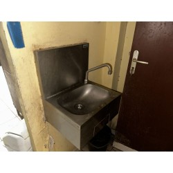 1 lave-main en inox à crédence (cassé)