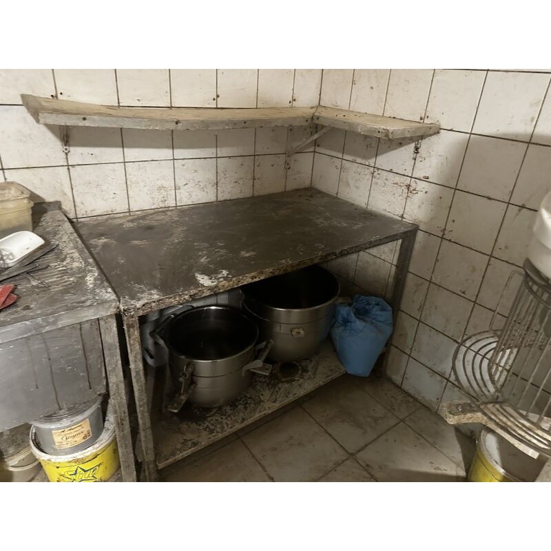 1 table chef en inox (en mauvais état)