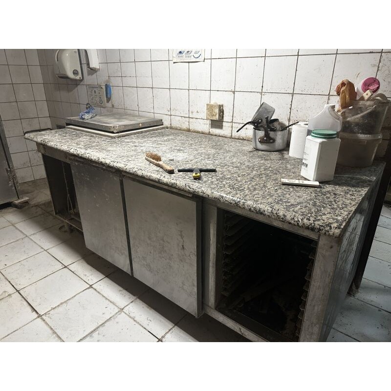 1 tour réfrigérée (en mauvais état et signalée hors service, remise en fonction en alimentant en gaz et en réactivant le ventila