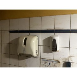 2 distributeurs de papier et savon