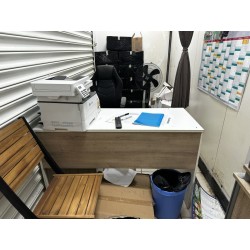 1 bureau en fibres de bois 1 fauteuil de bureau en tissu 1 chaise visiteur en bois