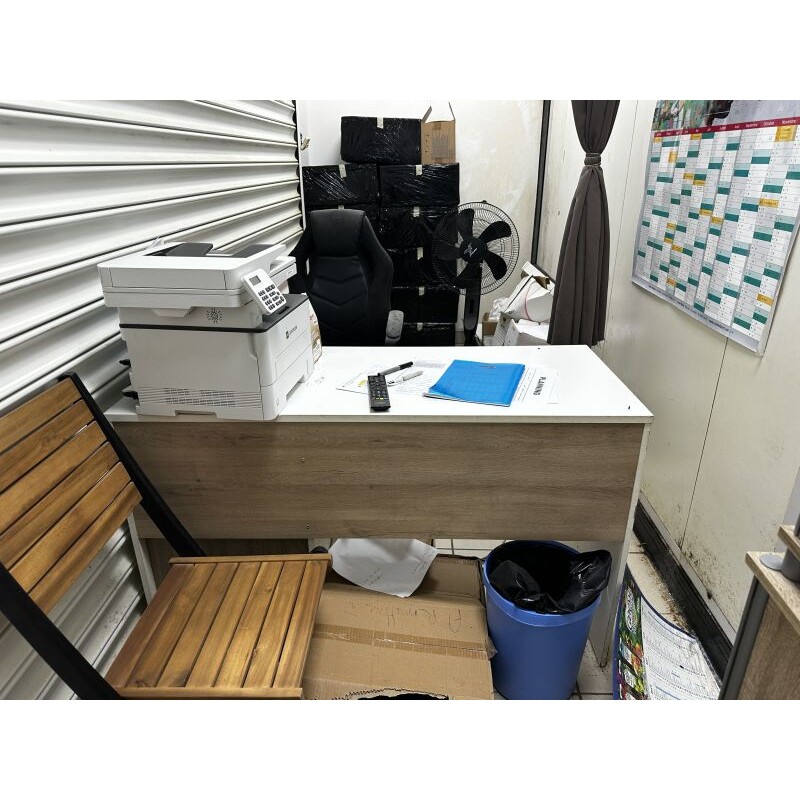 1 bureau en fibres de bois 1 fauteuil de bureau en tissu 1 chaise visiteur en bois