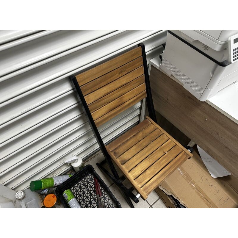 1 bureau en fibres de bois 1 fauteuil de bureau en tissu 1 chaise visiteur en bois
