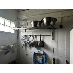 1 lot d'accessoires de pétrin (bras spiralé, fouet, cuve ?) et d'ustensiles (spatules, casseroles, divers) en inox