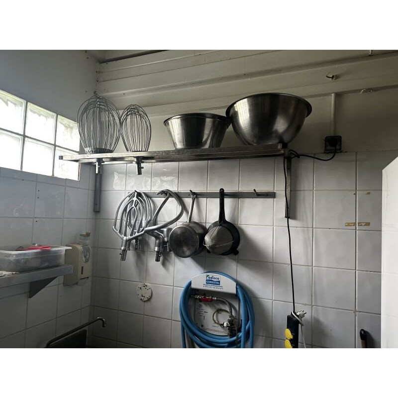 1 lot d'accessoires de pétrin (bras spiralé, fouet, cuve ?) et d'ustensiles (spatules, casseroles, divers) en inox