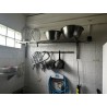 1 lot d'accessoires de pétrin (bras spiralé, fouet, cuve ?) et d'ustensiles (spatules, casseroles, divers) en inox