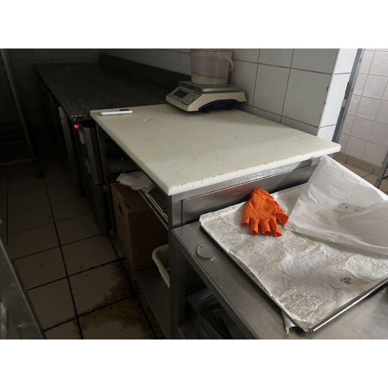 1 plan de travail en inox dit marbre