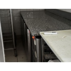1 tour réfrigérée 3 portes et son marbre (difficile d'accès car insalubrité)