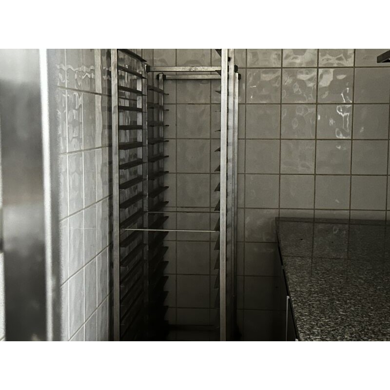 1 ensemble d'échelles à pâtisserie en inox avec grilles et plaques : 1 x 16 niveaux 2 x 18 niveaux 2 x 20 niveaux