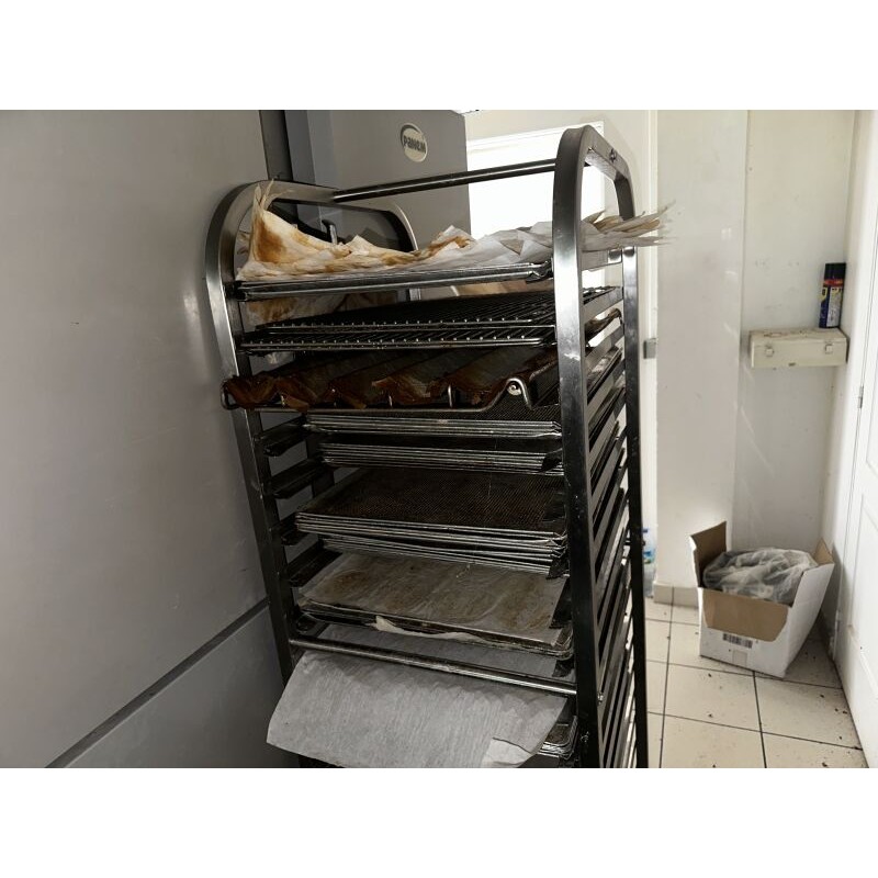 1 ensemble d'échelles à pâtisserie en inox avec grilles et plaques : 1 x 16 niveaux 2 x 18 niveaux 2 x 20 niveaux