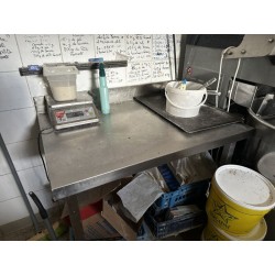 1 table en inox avec dosseret et entrejambe