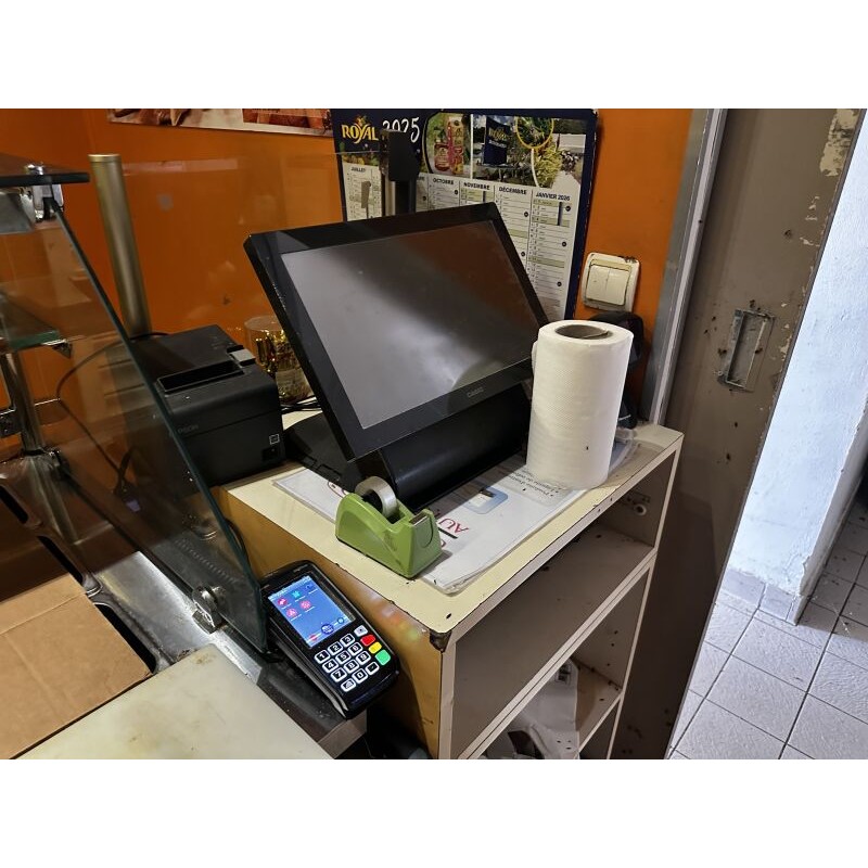 1 système de caisse comprenant : 1 écran CASIO 1 tiroir caisse en métal 1 scanner HONEYWELL
