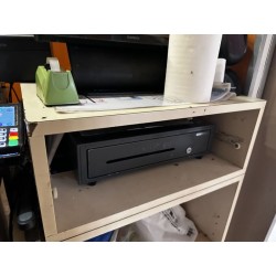 1 système de caisse comprenant : 1 écran CASIO 1 tiroir caisse en métal 1 scanner HONEYWELL