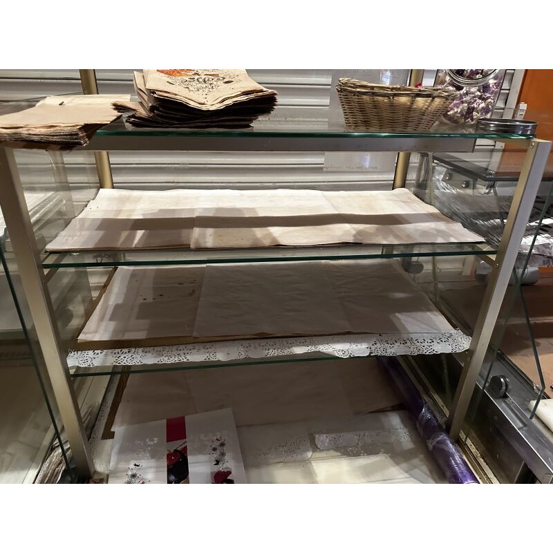 1 vitrine service arrière supposée réfrigérée ouvrant à 2 portes 1 vitrine à poser