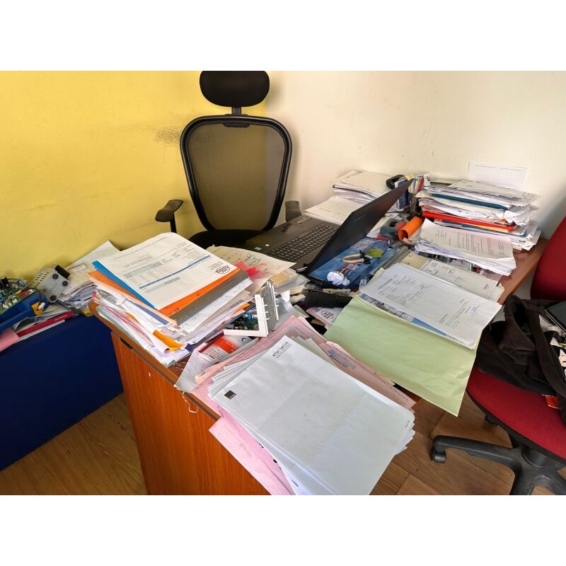 1 fauteuil de bureau avec appui-tête 1 siège dactylo 1 bureau en fibres de bois, piètement latéral