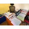 1 fauteuil de bureau avec appui-tête 1 siège dactylo 1 bureau en fibres de bois, piètement latéral
