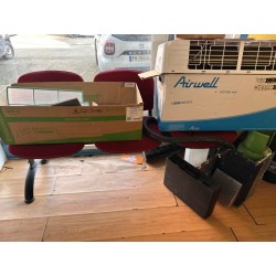 1 banc d'accueil à 3 places en résine et tissu 1 guéridon en métal