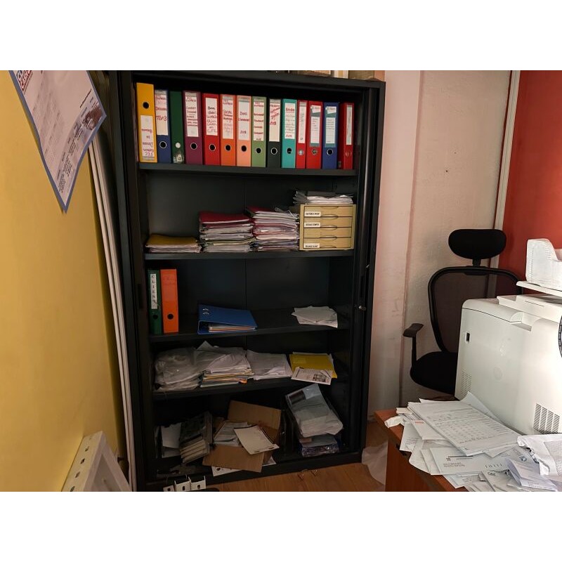 1 armoire métallique à ouverture coulissante