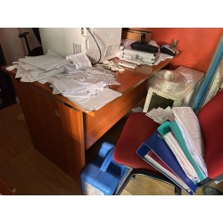 1 bureau en fibres de bois 1 siège d'accueil en résine et tissu 1 fauteuil de bureau