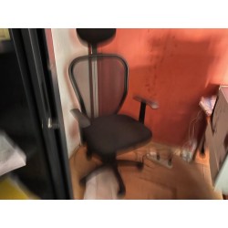 1 bureau en fibres de bois 1 siège d'accueil en résine et tissu 1 fauteuil de bureau