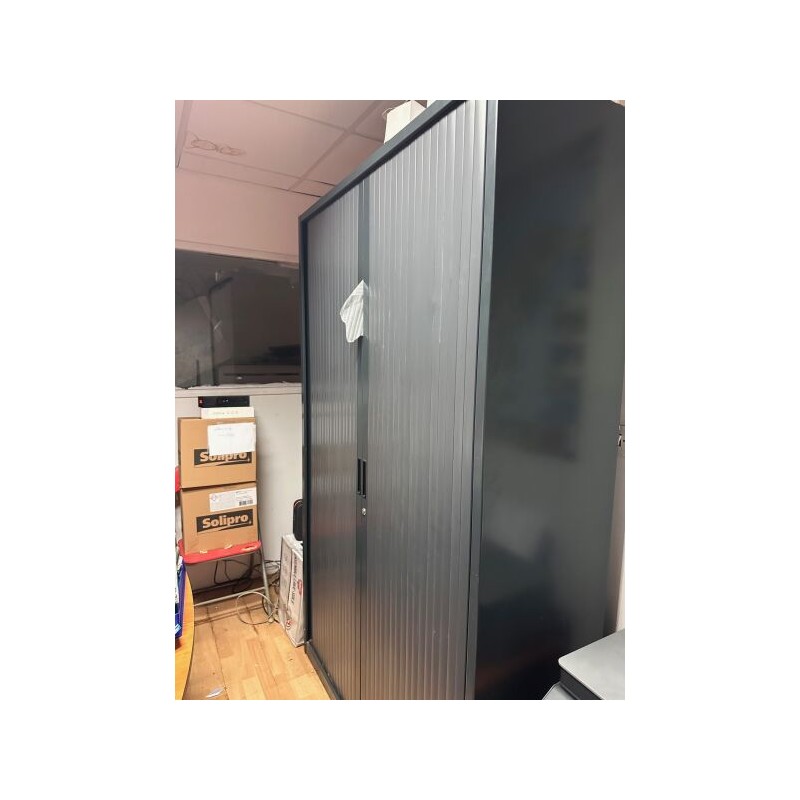 1 armoire métallique à ouverture coulissante