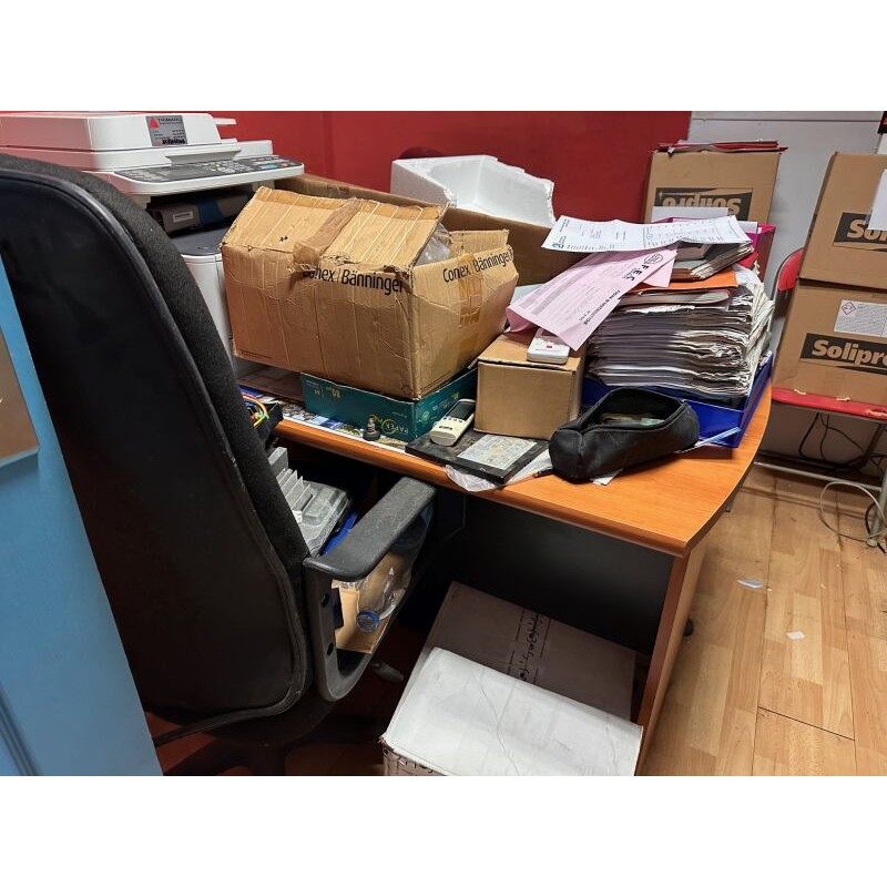 1 bureau + 1 caisson ouvrant à 2 tiroirs en fibres de bois 1 fauteuil de bureau
