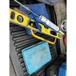 1 scie à métaux + 1 niveau + 1 pistolet à silicone