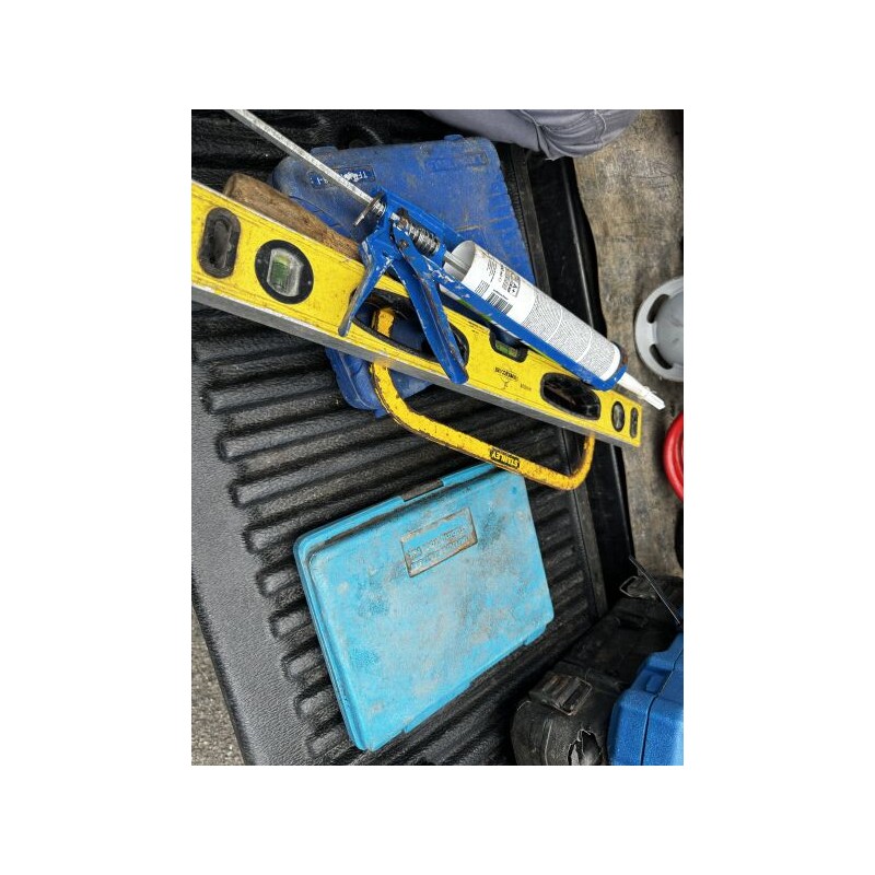 1 scie à métaux + 1 niveau + 1 pistolet à silicone