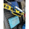 1 scie à métaux + 1 niveau + 1 pistolet à silicone