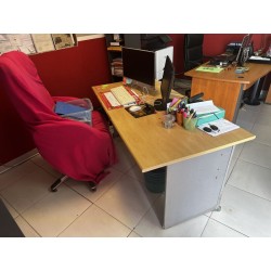1 bureau en fibres de bois 1 fauteuil de bureau Le tout, en mauvais état