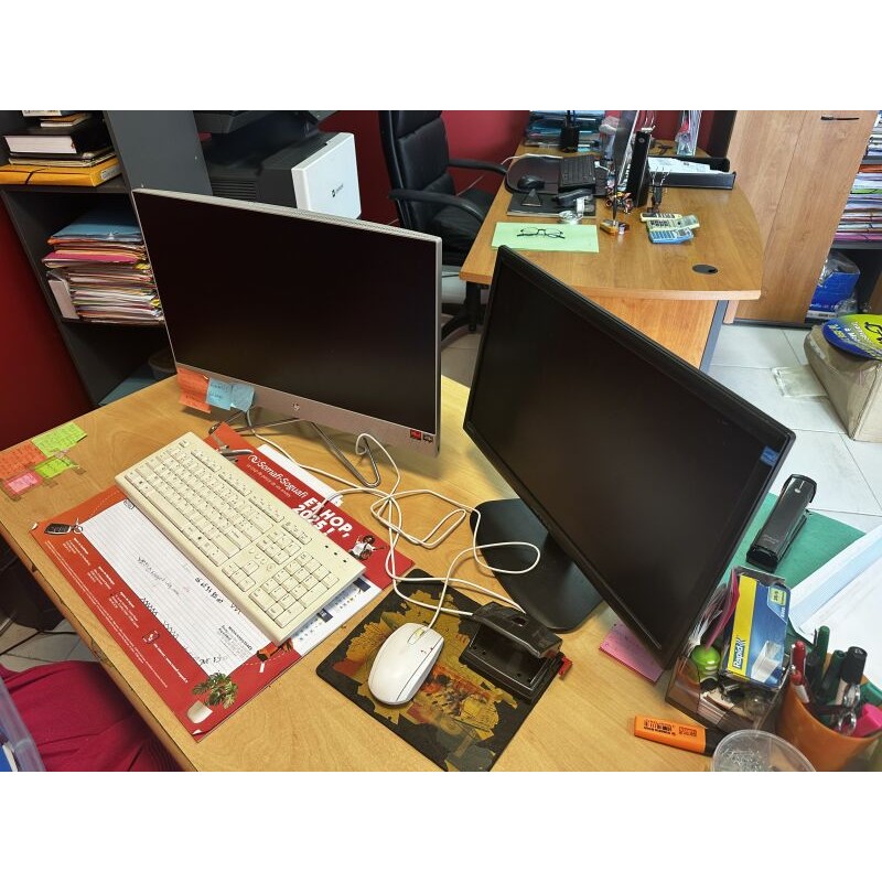 1 poste informatique comprenant : 1 écran HANSS.G 1 écran HP 1 souris et 1 clavier sans marque apparente