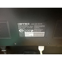 1 poste informatique comprenant : 1 écran HANSS.G 1 écran HP 1 souris et 1 clavier sans marque apparente
