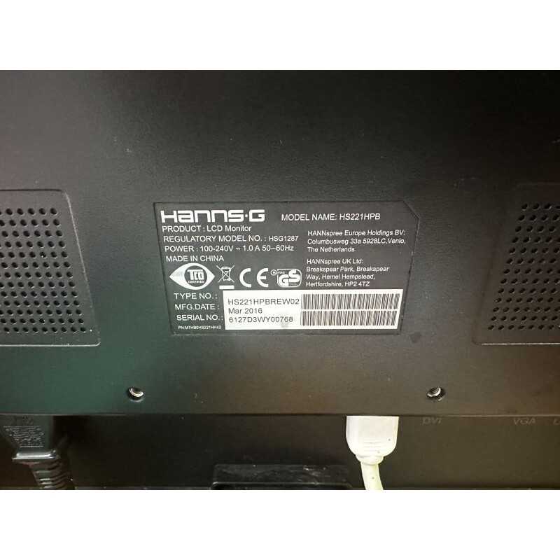 1 poste informatique comprenant : 1 écran HANSS.G 1 écran HP 1 souris et 1 clavier sans marque apparente