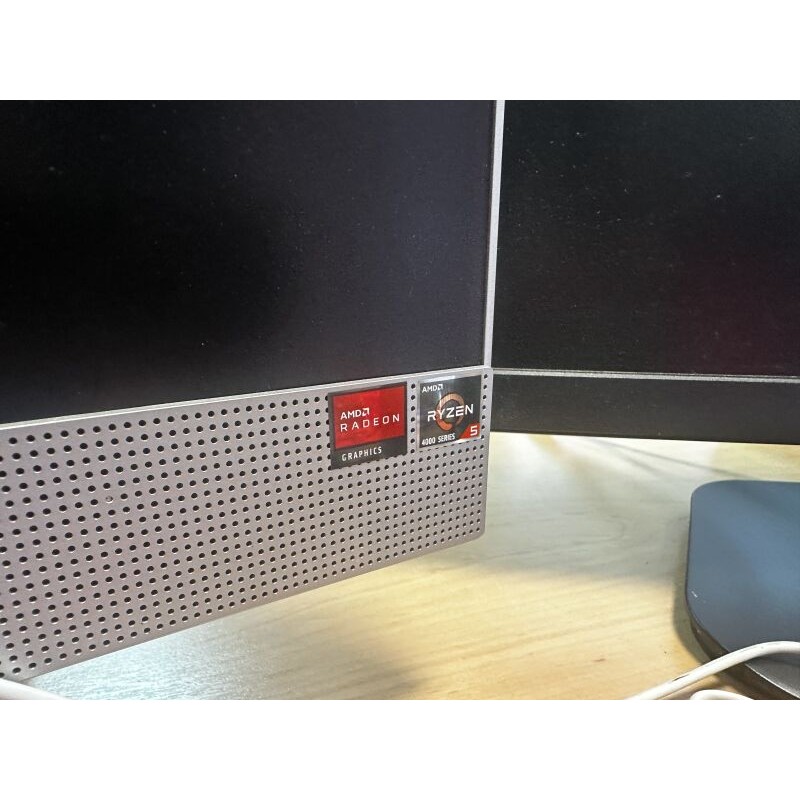 1 poste informatique comprenant : 1 écran HANSS.G 1 écran HP 1 souris et 1 clavier sans marque apparente