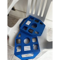 2 rouleaux de Feuillard dure 50m neuf (+ 1 entamée ) 2 boîtes de boucles neuves 9 sachets de cavalier sur tige jaune (+ 1 sachet