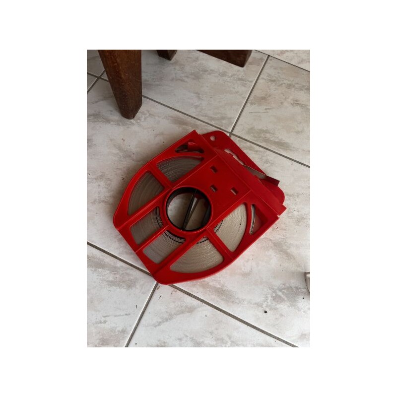 2 rouleaux de Feuillard dure 50m neuf (+ 1 entamée ) 2 boîtes de boucles neuves 9 sachets de cavalier sur tige jaune (+ 1 sachet