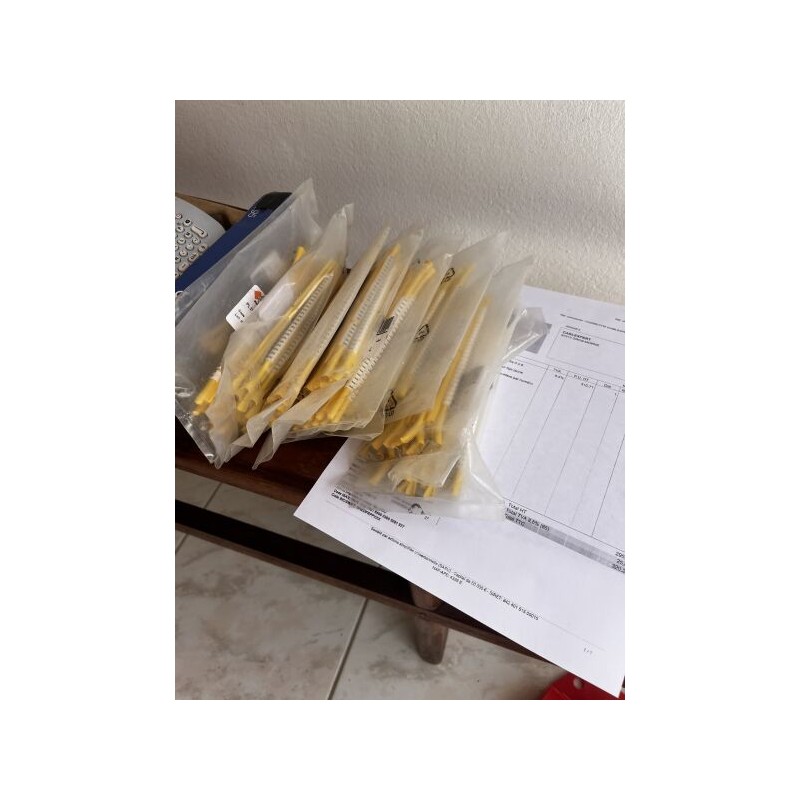 2 rouleaux de Feuillard dure 50m neuf (+ 1 entamée ) 2 boîtes de boucles neuves 9 sachets de cavalier sur tige jaune (+ 1 sachet