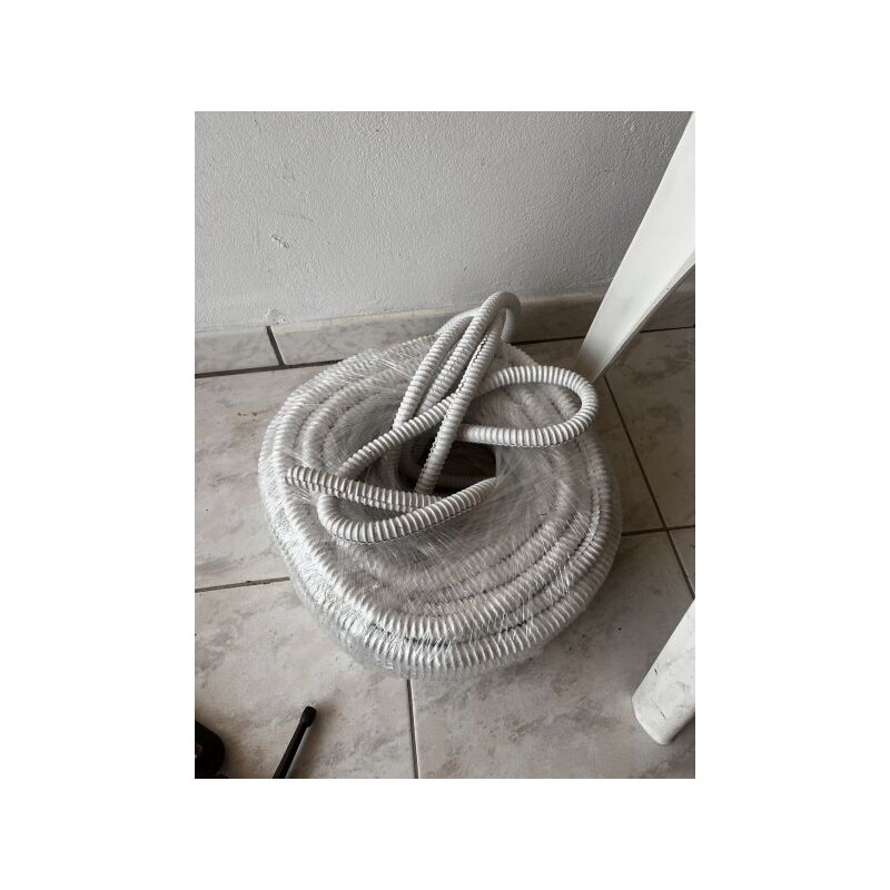 2 rouleaux de Feuillard dure 50m neuf (+ 1 entamée ) 2 boîtes de boucles neuves 9 sachets de cavalier sur tige jaune (+ 1 sachet