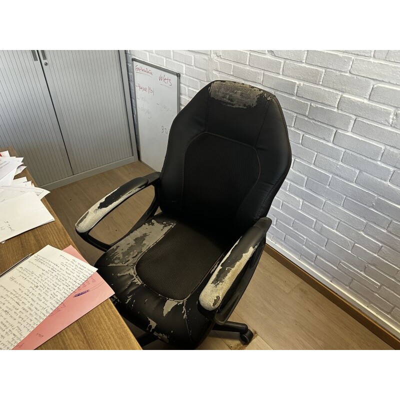 1 bureau en fibres de bois 1 fauteuil de bureau