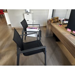 4 chaises visiteur en métal et toile en nylon 1 table table basse en fibres de bois et pieds tripodes en métal