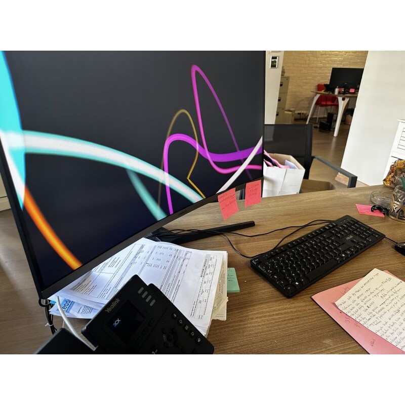 1 poste informatique comprenant : 1 écran SAMSUNG C32R500FHR 1 clavier ASUS 1 souris ASUS 1 unité centrale ASUS