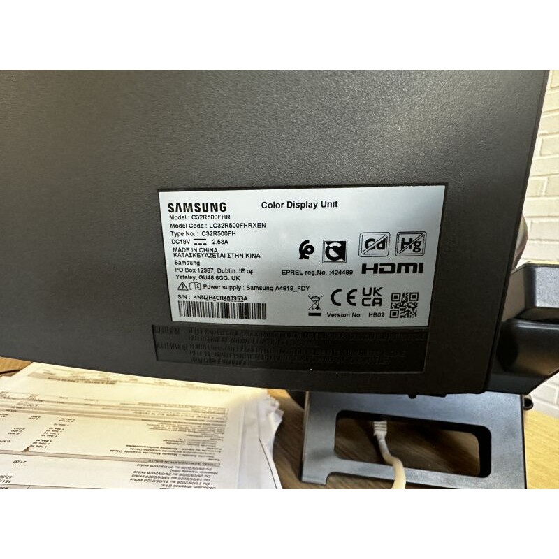 1 poste informatique comprenant : 1 écran SAMSUNG C32R500FHR 1 clavier ASUS 1 souris ASUS 1 unité centrale ASUS