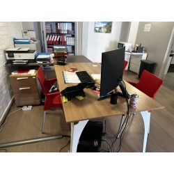 2 bureaux + 1 caisson en fibres de bois 3 chaises visiteurs en résine 1 caisson de bureau en métal ouvrant ouvrant à 3 tiroirs